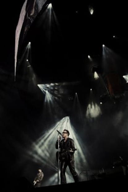 Bono y The Edge sobre el escenario en una foto del archivo de U2.