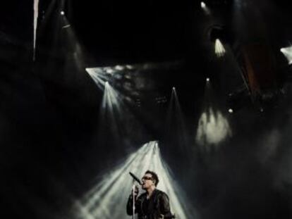 Bono y The Edge sobre el escenario en una foto del archivo de U2.
