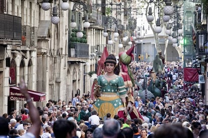 Els actes populars, com les passejades dels gegants, retran homenatge aquest any a les víctimes del 17 d’agost.