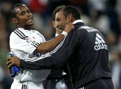 Robinho abraza a Emerson tras marcar un gol frente al Nàstic