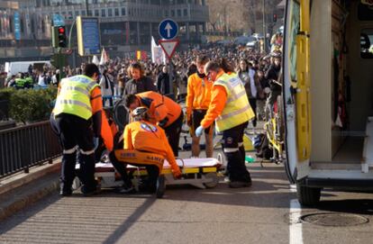 Los voluntarios ayudan a los corredores en el Maratón de Madrid.