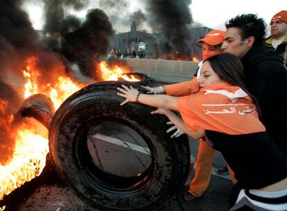 Manifestantes queman neumáticos en la periferia de Beirut en un día de huelga convocada por la oposición libanesa, liderada por el grupo chií Hizbulá, para derrocar al Gobierno de Fuad Siniora. Muchas calles se han cortado.