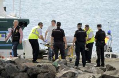 Imagen del rescate una patrullera de la Guardia Civil de uno de los ocho inmigrantes desparecidos recientemetne tras el vuelco de una patera en aguas de Lanzarote.