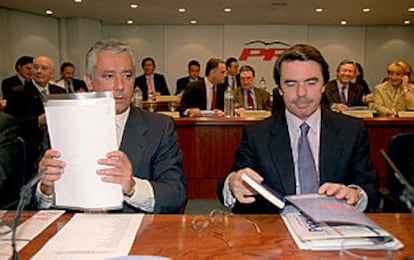 Reunión de la Junta Directiva del Partido Popular. En la imagen, Javier Arenas y José María Aznar.