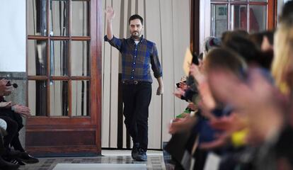 El diseñador Serge Ruffieux saluda tras el desfile de la colección otoño/invierno de Carven, en París, en marzo.