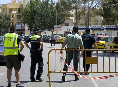 El ataque se ha producido en Palmanova (municipio mallorquín de Calviá), frente a uno de los dos edificios de la Guardia Civil en la localidad, en concreto en el inmueble ubicado en la calle Na Boira. El lugar de la explosión está a 500 metros de una playa en una zona de mucho turismo internacional y a pocos kilómetros del Palacio de Marivent, donde veranea la familia real. En la imagen, agentes de la Guardia Civil acordonan la calle.