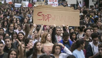 Una manifestaci&oacute; d&#039;estudiants contra la rev&agrave;lida a Barcelona.