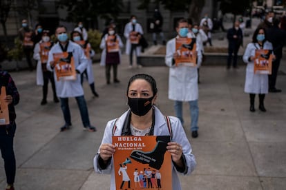 Concentración frente al Congreso este martes 27 de octubre convocada por los sindicatos CESM y Amyts como inicio de la huelga hospitalaria a nivel estatal.