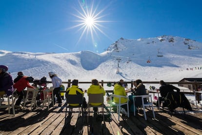 Terraza en las pistas de la estación de Astún, en el Pirineo aragonés.