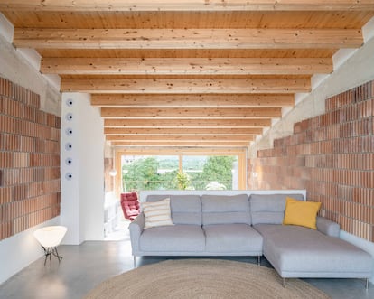 El techo de la sala de estar es de madera de abeto, para dar calidez a la habitación.