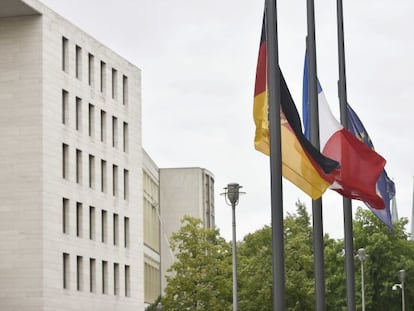 Las banderas alemana, francesa y de la Uni&oacute;n Europea ondean a media asta en el patio del Ministerio de Asuntos Exteriores en Berl&iacute;n (Alemania) 