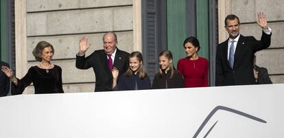 Los Reyes, que presiden el acto solemne conmemorativo del 40 aniversario de la Constitución, junto a sus hijas la princesa Leonor y la infanta Sofía, así como los reyes eméritos Juan Carlos y Sofía, saludan a su llegada.
