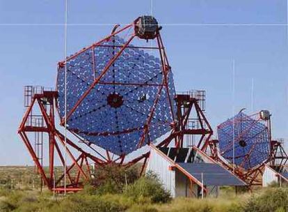 Dos de los cuatro telescopios del proyecto HESS, situados en Namibia.
