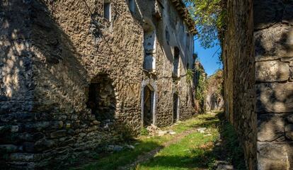 Imagen de Janovas, pueblo del municipio de Fiscal, en la Huesca. Fue expropiado en los años 60 para hacer una presa en el río Ara. Nunca se construyó. 