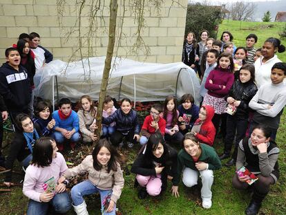 Alumnos del CEIP Manuel Luis Acuña de A Carballeira, con el primer semillero de su empresa de productos ecológicos.