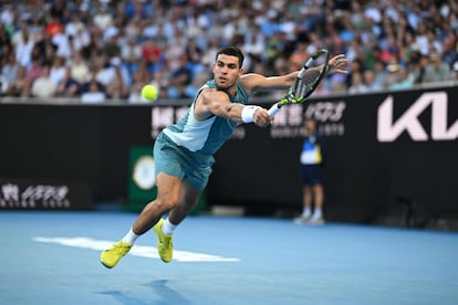 Alcaraz devuelve de revs durante el partido contra Shevchenko en la Margaret Court Arena.