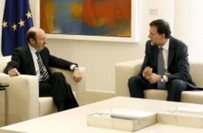 El presidente del Gobierno, Mariano Rajoy, con el secretario general del PSOE, Alfredo Pérez Rubalcaba.