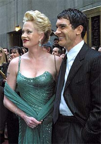 El actor español, con Melanie Griffith, a su llegada a la gala de estos premios del teatro de EE UU.