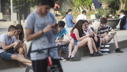 Jugadors de Pok&eacute;mon Go a la Ciutadella.