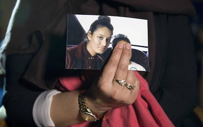 Renu Begum muestra a los medios en febrero de 2015 una imagen de su hermana Shamima, integrada en las filas del ISIS.