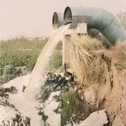 Los vertidos químicos delas fábricas se encuentran a lo largo de la orilla del río Yamuna, uno de los más contaminados de India, al Uno de los afluentes del
Ganges cerca de Benarés,
una de las siete ciudades
sagradas del hinduismo, en
la temporada de sequía.norte del país