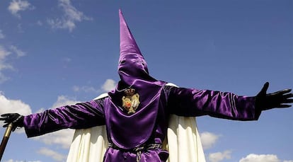 Un penitente de la procesión de la hermandad de Las cigarreras.