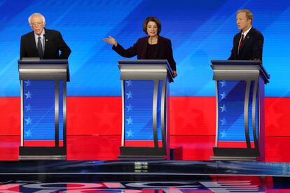 De izquierda a derecha, Bernie Sanders, Amy Klobuchar y Tom Steyer, este viernes en el debate de Manchester (New Hampshire).