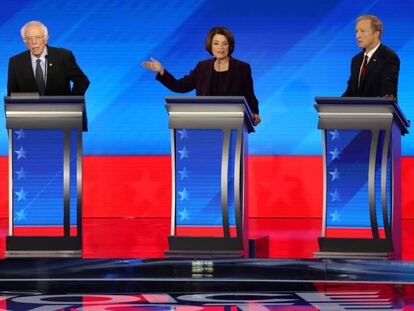 De izquierda a derecha, Bernie Sanders, Amy Klobuchar y Tom Steyer, este viernes en el debate de Manchester (New Hampshire).