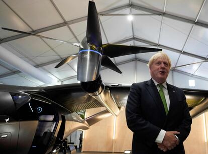 Boris Johnson, visita el stand del puerto espacial SaxaVord UK mientras asiste al Salón Aeronáutico de Farnborough,el 18 de julio.