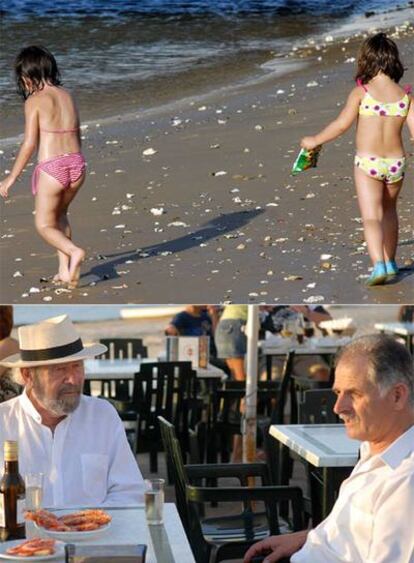 José Manuel Caballero Bonald conversa con Joselito Huerta en Bajo de Guía. Arriba, dos niñas juegan en la playa.
Fotos: Jaro Muñoz