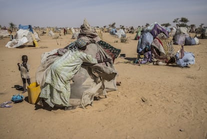 Uma mulher da aldeia de Argou Goumseri reposiciona os tecidos e plásticos do miserável abrigo em que vive. No início de janeiro, uma dezena de milicianos do Boko Haram entrou na aldeia, situada a apenas um quilômetro da fronteira, e saquearam tudo o que estava ao seu alcance: motocicletas, alimentos, roupas e os magros excedentes da colheita. No dia seguinte, todos os 4.000 habitantes fugiram e se instalaram cerca de quatro quilômetros mais ao norte, junto da estrada asfaltada Nacional 1, onde de vez em quando passa uma patrulha do Exército e eles são mais visíveis para a ajuda internacional. O principal problema é o frio durante a noite, as crianças estão quase todas doentes porque a maioria não tem cobertores suficientes para se cobrir pelo fato de terem fugido com a roupa do corpo, pela falta de comida e de acesso à água, que dividem com habitantes deslocados de outras aldeias.