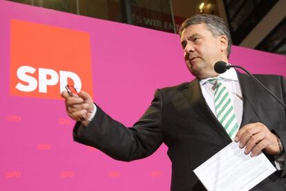 Sigmar Gabriel, presidente del partido Socialdem&oacute;crata alem&aacute;n (SPD) ayer tras anunciar que esta formaci&oacute;n iniciar&aacute; esta semana las conversaciones con Angela Merkel para explorar un acuerdo de Gobierno.  