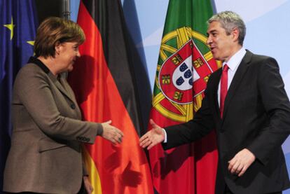 La canciller Merkel saluda al primer ministro Sócrates en Berlín, el 2 de marzo pasado.