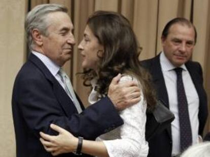 El candidato propuesto por el Gobierno para presidir la nueva Comisión Nacional de los Mercados y la Competencia (CNMC), José María Marín Quemada (i), saluda a la vicepresidenta de la CNMV, Lourdes Centeno, momentos antes de comparecer hoy en el Congreso de los Diputados.