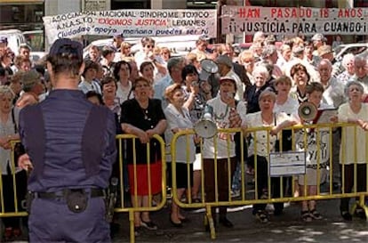 Protesta de los afectados por la intoxicación de la colza en 1999.