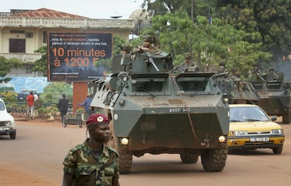 Militares franceses armados recorren las calles de Bangui (República Centroafricana), 25 de noviembre de 2013. La situación es extremadamente dramática en la capital, Bangui, donde se calcula que un millón de personas necesitan ayuda para alimentarse y cubrir sus necesidades básicas.