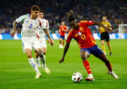 Nico Williams ante Di Lorenzo, en el partido entre España e Italia.