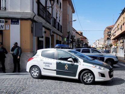 Varios coches de la Guardia Civil, este miércoles en Manzanares (Ciudad Real). 