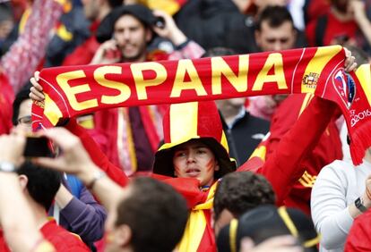 GRA151. TOULOUSE (FRANCIA), 13/06/2016.- Aficionados espa&ntilde;oles antes del inicio del partido Espa&ntilde;a-Rep&uacute;blica Checa del Grupo D de la Eurocopa de F&uacute;tbol de Francia 2016, en el Estadio Municipal de Toulouse, Francia, hoy 13 de junio de 2016. EFE/JuanJo Mart&iacute;n ***S&oacute;lo uso editorial con fines informativos. Prohibido su uso comercial o de marketing sin la previa aprobaci&oacute;n por escrito de la UEFA. Las fotograf&iacute;as deben aparecer como fotogramas individuales y no emular acciones en movimiento de los partidos. Las fotograf&iacute;as utilizadas para contenidos online (v&iacute;a internet o de otra manera) deben publicarse con un intervalo m&iacute;nimo de 20 segundos entre ellas***