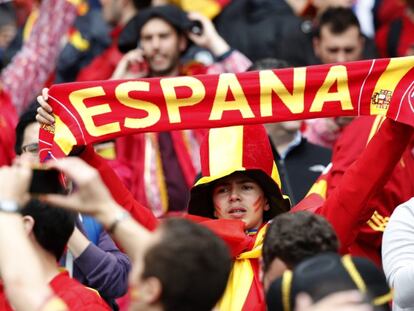 GRA151. TOULOUSE (FRANCIA), 13/06/2016.- Aficionados espa&ntilde;oles antes del inicio del partido Espa&ntilde;a-Rep&uacute;blica Checa del Grupo D de la Eurocopa de F&uacute;tbol de Francia 2016, en el Estadio Municipal de Toulouse, Francia, hoy 13 de junio de 2016. EFE/JuanJo Mart&iacute;n ***S&oacute;lo uso editorial con fines informativos. Prohibido su uso comercial o de marketing sin la previa aprobaci&oacute;n por escrito de la UEFA. Las fotograf&iacute;as deben aparecer como fotogramas individuales y no emular acciones en movimiento de los partidos. Las fotograf&iacute;as utilizadas para contenidos online (v&iacute;a internet o de otra manera) deben publicarse con un intervalo m&iacute;nimo de 20 segundos entre ellas***