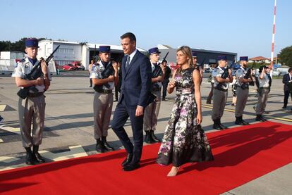 El presidente del Gobierno en funciones, Pedro Sánchez, junto a su esposa, Begoña Gómez, es recibido en el aeropuerto a su llegada a la cumbre del G7 en Biarritz.