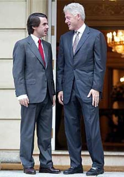 Aznar recibe esta mañana en el Palacio de la Moncloa al ex presidente de EE UU, Bill Clinton.