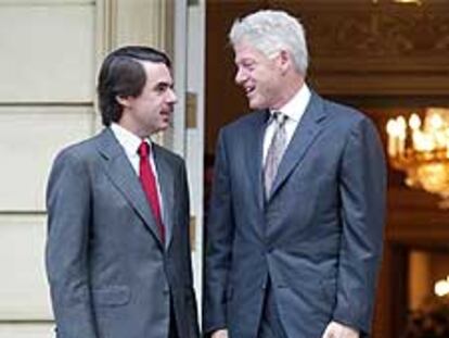 Aznar recibe esta mañana en el Palacio de la Moncloa al ex presidente de EE UU, Bill Clinton.