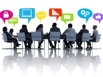 Un grupo de personas hablan por los símbolos de Internet.