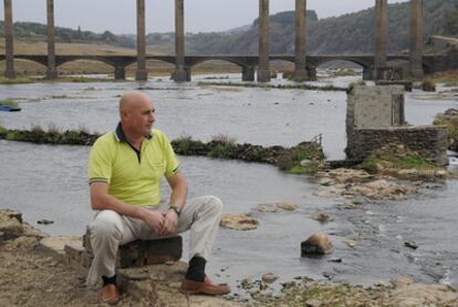 Eduardo Yáñez, de la asociación O Carrual, junto a uno de los caneiros (a la derecha) que se utilizan en el Miño para pescar anguila.