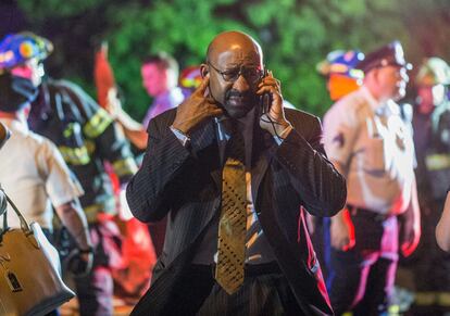 El alcalde de Filadelfia, Michael Nutter, habla por un teléfono móvil desde el lugar del accidente.