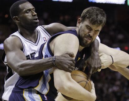 Marc Gasol, en un forcejeo durante el partido.