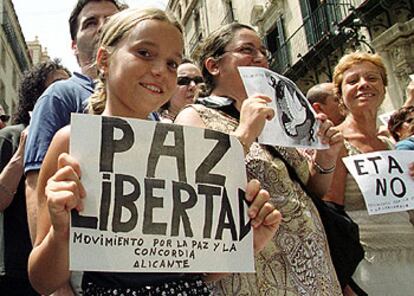 Una niña sostenía un cartel por la paz y la libertad en la concentración de ayer en Alicante en repulsa del atentado de ETA.