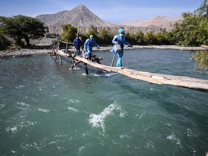 Trabajadores sanitarios viajan para vacunar personas de la tercera edad contra la covid-19 en Arequipa (Perú), en 2021.