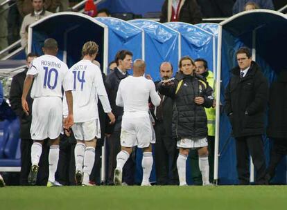 Capello y Michel Salgado reciben a Robinho, Guti y Roberto Carlos, camino del vestuario al final del partido.